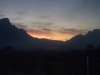 Die rook van die brand gee die son sak 'n prag skou