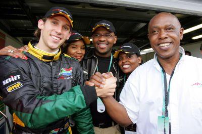 Stephen Simpson is congratulated by team principal Tokyo Sexwale. All pictures on this page by <I>Ron Gaunt <a href=http://www.motorpics.co.za>Motorpics</a></i>