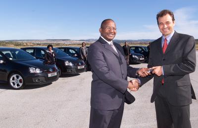 National Prosecutions Authority head Adv. Vusi Pikoli (left) receives six new Golf GTIs from Volkswagen of SA sales and marketing director Jolyon Nash. The new vehicles are flanked by special investigators from the Eastern Cape branch of the Director