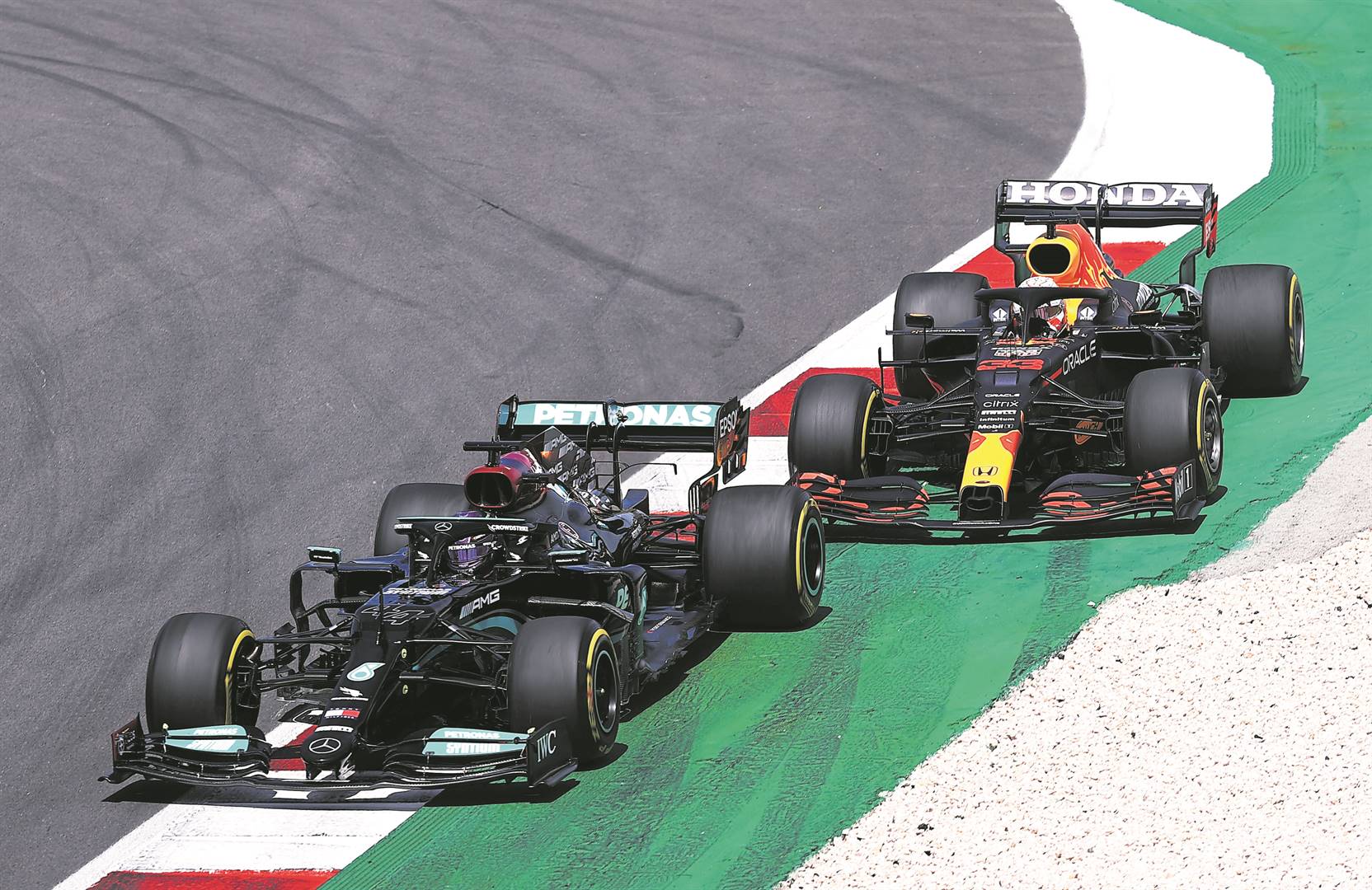 Max Verstappen (agter, Red Bull) en Mercedes se Lewis Hamilton het Sondag vir ’n verbete tweestryd om die voorste plek gesorg in die Portugese Grand Prix in Portimão.Foto: Getty Images