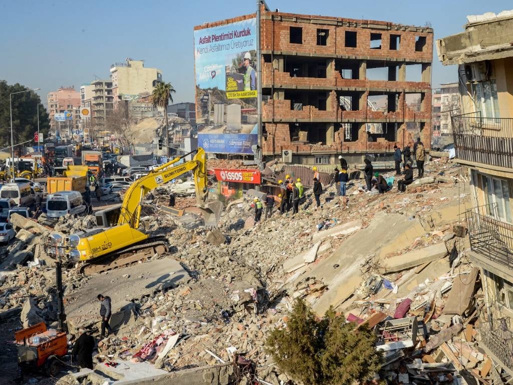 Rescuers carry out search operations among the rubble of collapsed buildings in Adiyaman, Turkey, days after a 7,8-magnitude earthquake struck southeast Turkey. 