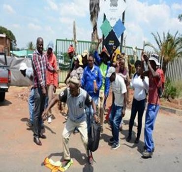 ECWP workers, picketing outside Pikitup depot demanding their outstanding salaries. Photo by Muntu Nkosi