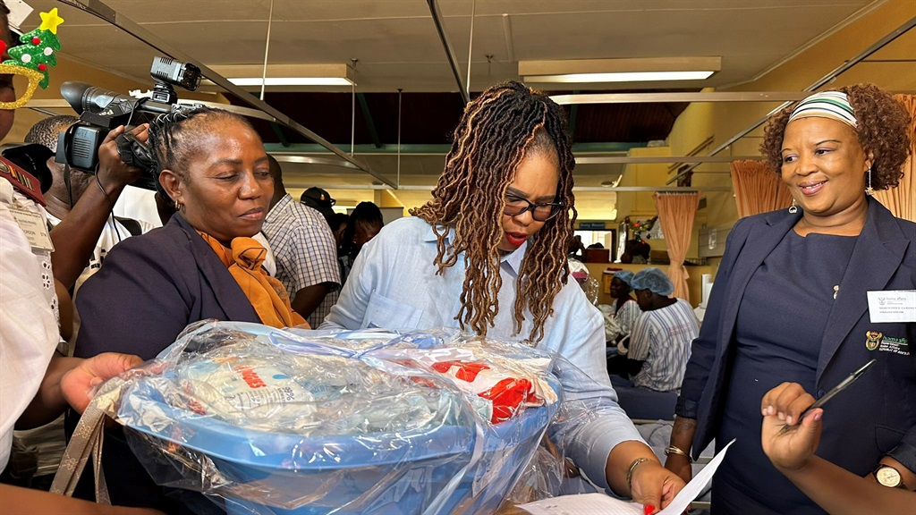 Gauteng's health and wellness MEC, Nomantu Nkomo-Ralehoko brought warm wishes and gift hampers to the first babies born in the province at Dr George Mukhari Academic Hospital in Ga-Rankuwa.
