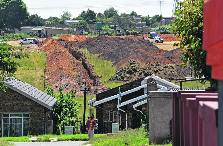 A new coal mine has sprung up in the middle of KwaGuqa township in Emalahleni, Mpumalanga. Picture: Tebogo Letsie