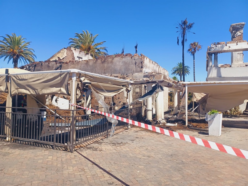 News24 | 'The hotel is burning!': Locals, witnesses recall devastating Shelley Point hotel blaze