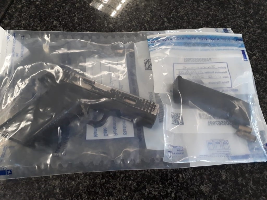 Cops bust a thug with an unlicenced firearm.