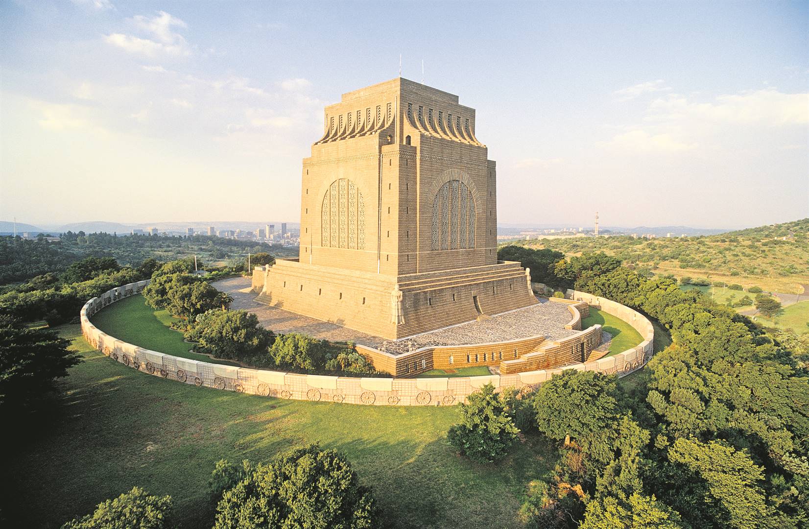 Памятники африки. Voortrekker Monument ЮАР. Voortrekker Monument Претория. Voortrekker Pretoria. Памятник Voortrekker.