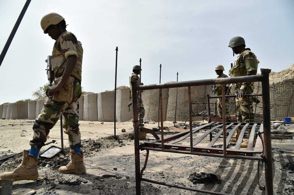 Los soldados de Níger se paran en el campamento militar de Bosso el 17 de junio de 2016 luego de los ataques de los combatientes de Boko Haram en la región de Diffa.