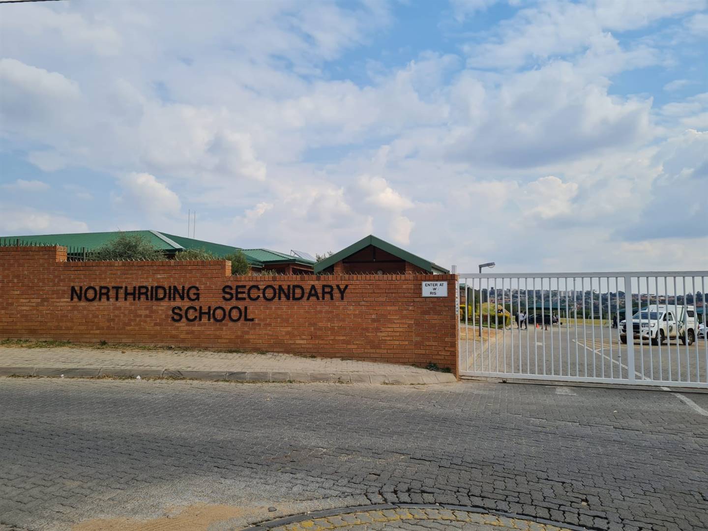 ’n Onderwyseres van Northriding Secondary School in Johannesburg is geskors hangende ’n ondersoek na bewerings van rassisme. Foto: Eugenie Gregan