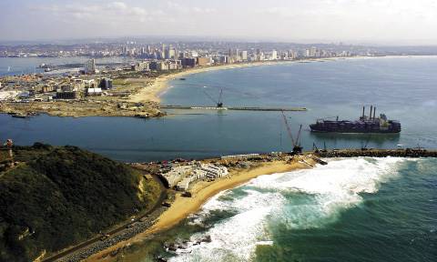As die infra­struktuur van twee gedeeltes van die Durbanhawe verbeter word, sal dit skepe van tot 130 000 ton kan behartig. Foto: stowaways.co.za