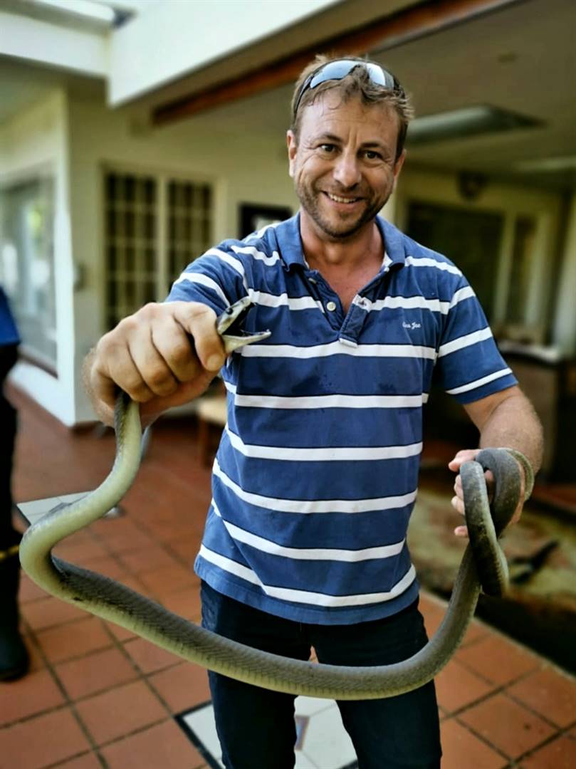 Nick Saunders, ’n bankbestuurder en deeltydse slangvanger van Durban, met ’n swartmamba.  Foto: Verskaf