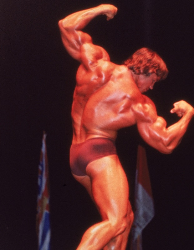 Arnold Schwarzenegger flex's his muscles