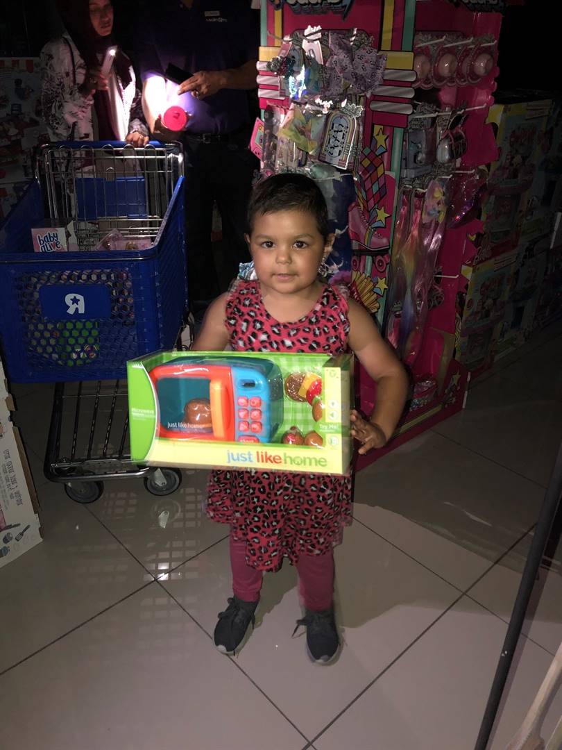 Safiyyah Ebrahim (5) in die Toys R Us-winkel met een van die speelgoed wat sy gekies het. 