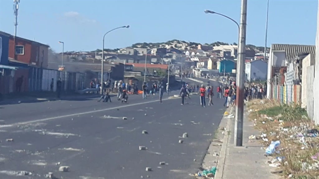 A group of people gathered in the road in Tafelsig during the coronavirus lockdown (Jenni Evans, News24)
