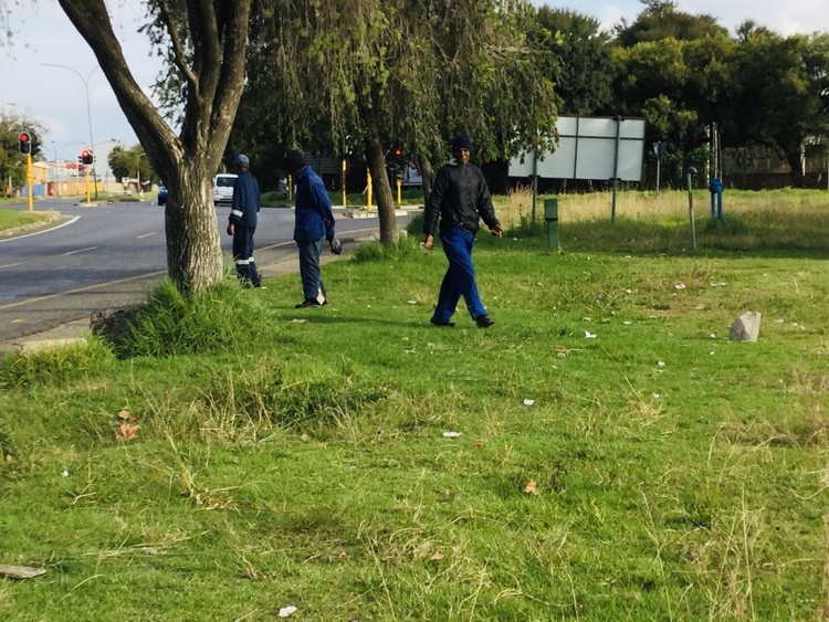 People who rely on piecemeal work are battling to feed their families during the lockdown.  (Kimberly Mutandiro, GroundUp)