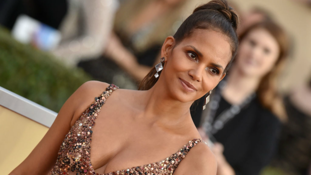 Halle Berry attends the 24th Annual Screen Actors Guild Awards. Photographed by Axelle/Bauer-Griffin