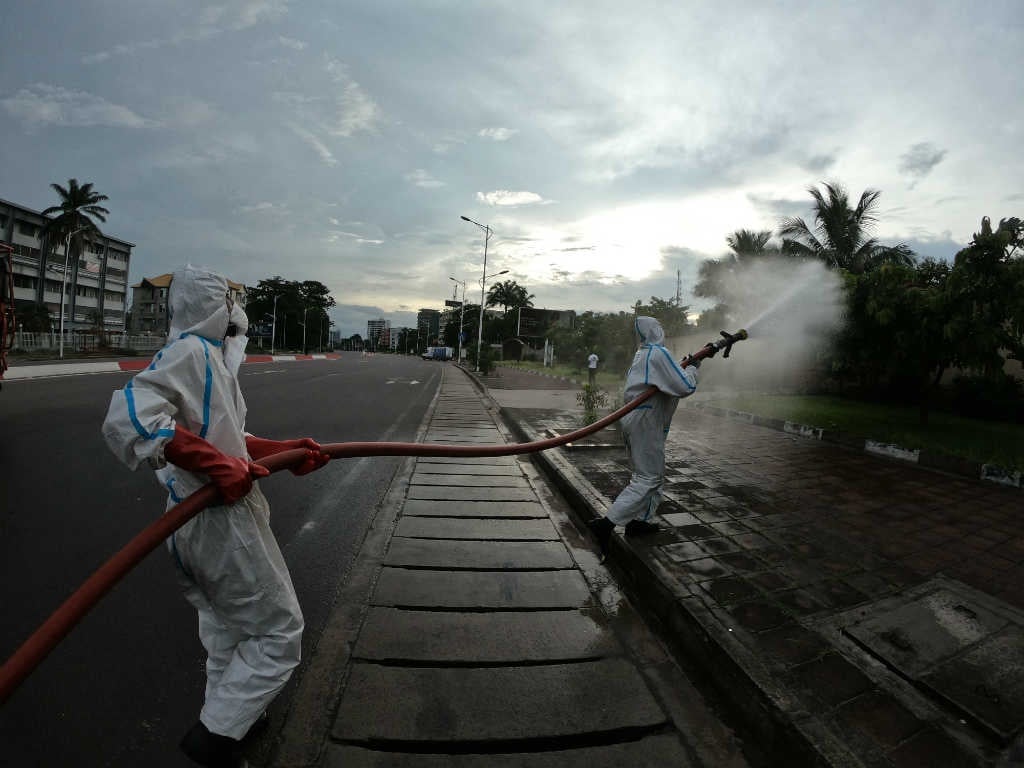 Congolese firemen begin the disinfecting operation