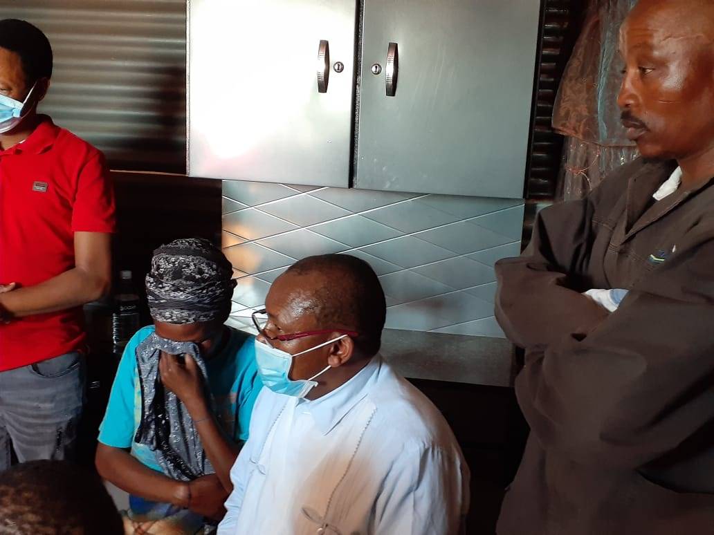 The family of eight-year-old Rethabile Setlhotlha receives Ditsobotla Local Municipality Mayor Daniel Buthelezi at their home in Boikhutso township. Picture: Poloko Tau