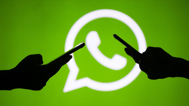 WhatsApp is glo ’n gewilde platform vir die onwettige deel van e-boeke. Foto: Getty Images