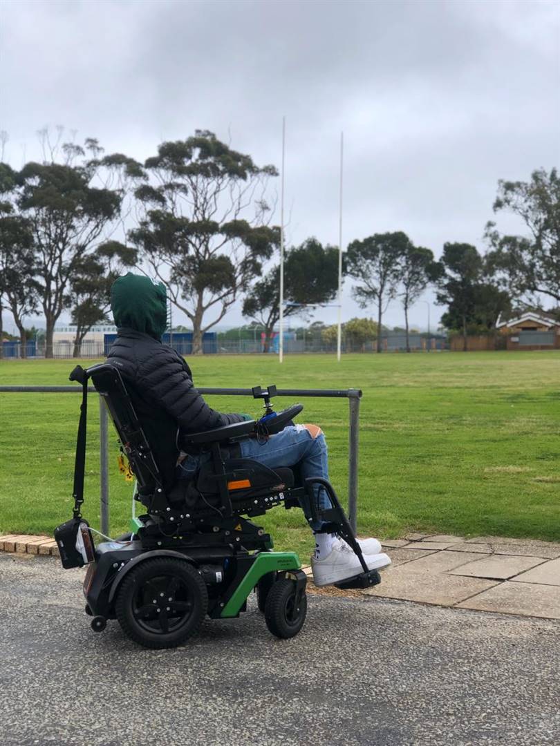 Dano Swart kyk uit oor die rugbyveld waar hy op 7 Mei 2019 uitgedraf het voordat hy verlam is. Foto: Verskaf