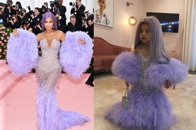 Spot the difference! Kylie Jenner twins with Stormi at Paris Fashion ...