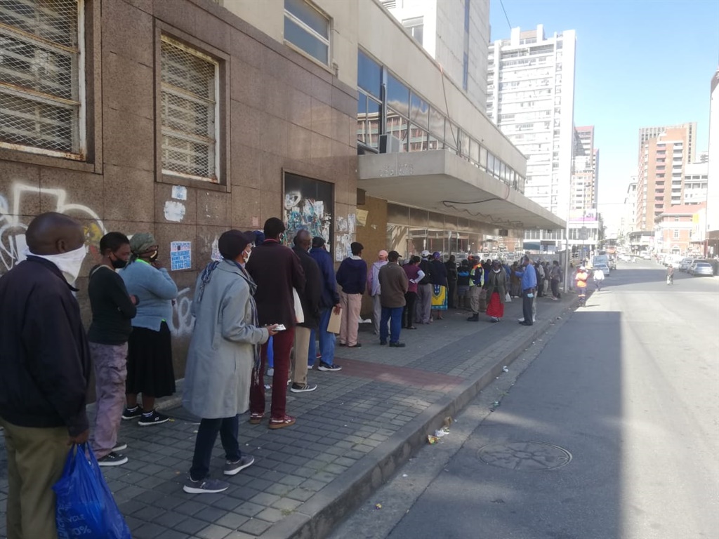 Pensioners line up to apply for Sassa grants during the lockdown (News24/ Azarrah Karrim)