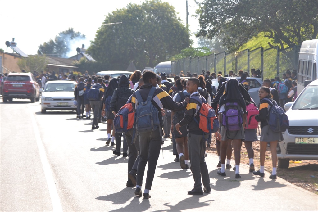 Humansdorp pupils walk about walk 22 kilometres to and from school.  Photo by Luvuyo Mehlwana 