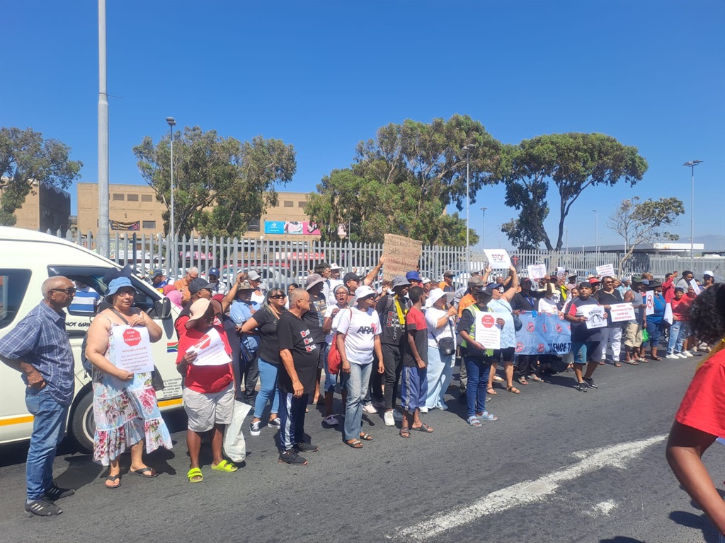 ??A group of irate community workers and residents joined a protest to show how unimpressed they were over the alleged theft of guns from the Mitchell's Plain Police Station. PHOTOS: Samantha Lee-Jacobs 