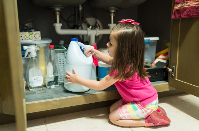 Cleaning products can contain toxic ingredients that can result in death in young children. (Photo: Gallo Images/Getty Images)
