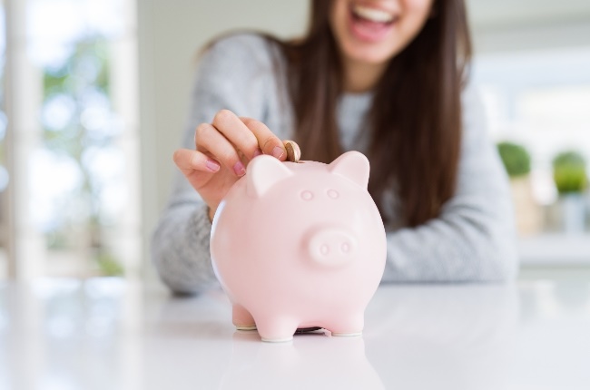Teen with piggy bank. (Photo: Getty Images) 