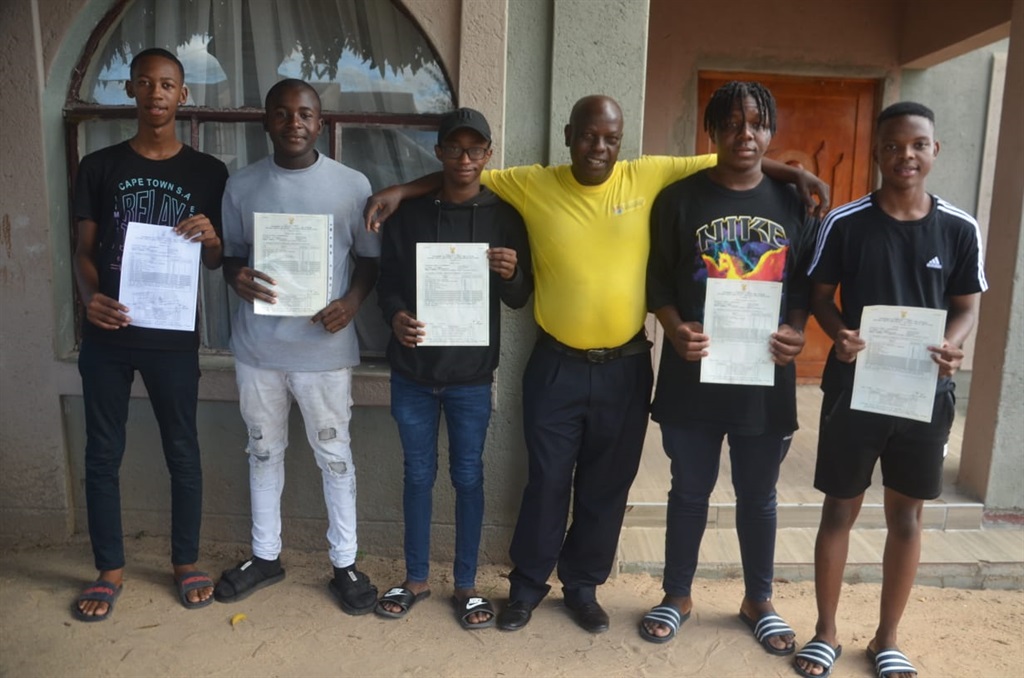 From left: Ashley Soeke, Dean Silaule, Thando Mnisi with their teacher Disco Mbowane (middle) as well as Clearance Mkanyane and Vutlhari Nyalungu showing off their high matric results. 