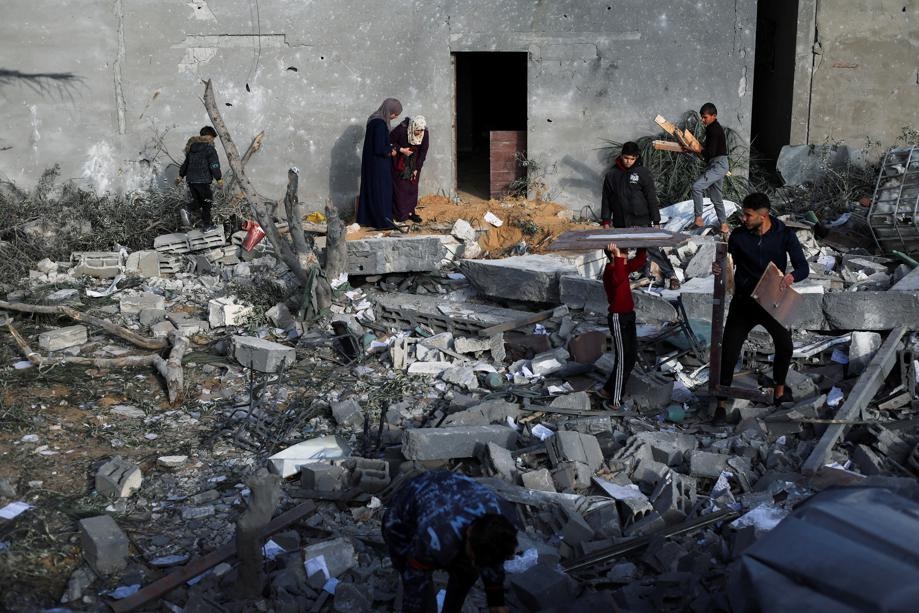Palestinians move debris and inspect the damage at the site of Israeli strikes on a mosque and houses, in Rafah in the southern Gaza Strip. Photo by Reuters