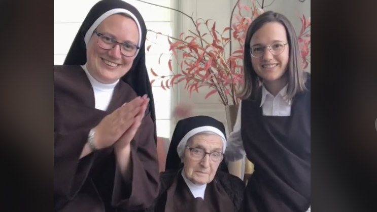 The nuns who are becoming a sensation on TikTok. Photo: Screenshot via TikTok / @carmeldcj