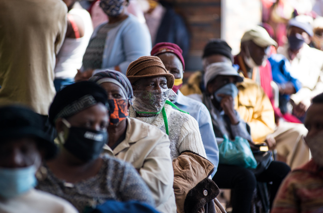 Citizens waiting for SASSA (PHOTO:GALLO IMAGES)