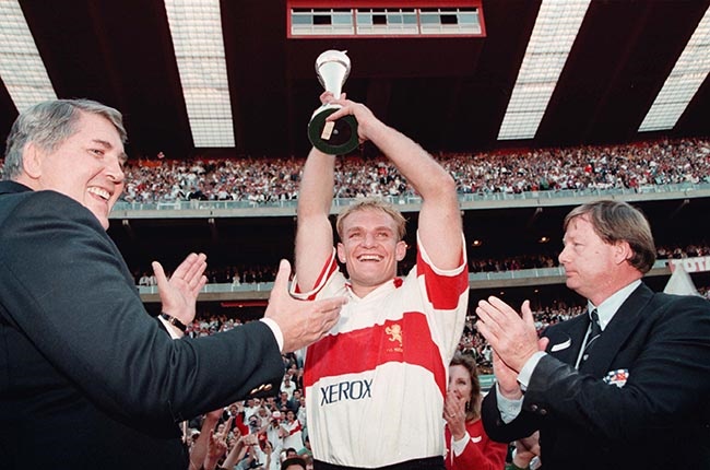 Francois Pienaar lifts the 1993 Super 10 trophy af