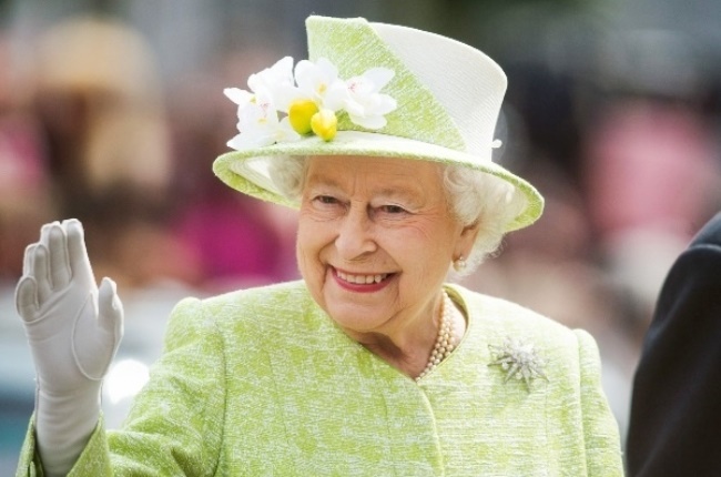 Queen Elizabeth wearing gloves. (Photo: Getty Images) 