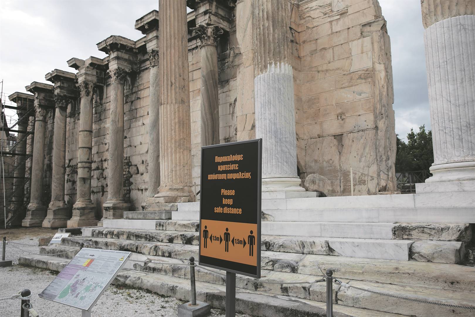 By Hadrianus se Biblioteek in Athene, Griekeland, word solank voorsorgmaat­reëls getref vir wanneer toeriste binnekort weer na dié land mag reis. Foto’s: Getty Images