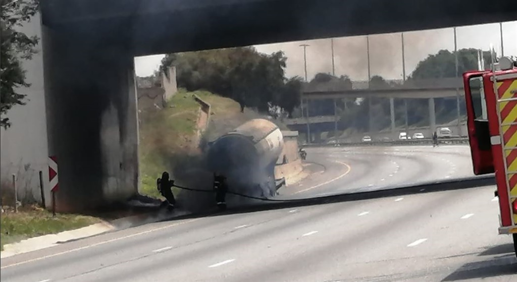 Gas tanker on fire on the N1 north before Gordon Road.