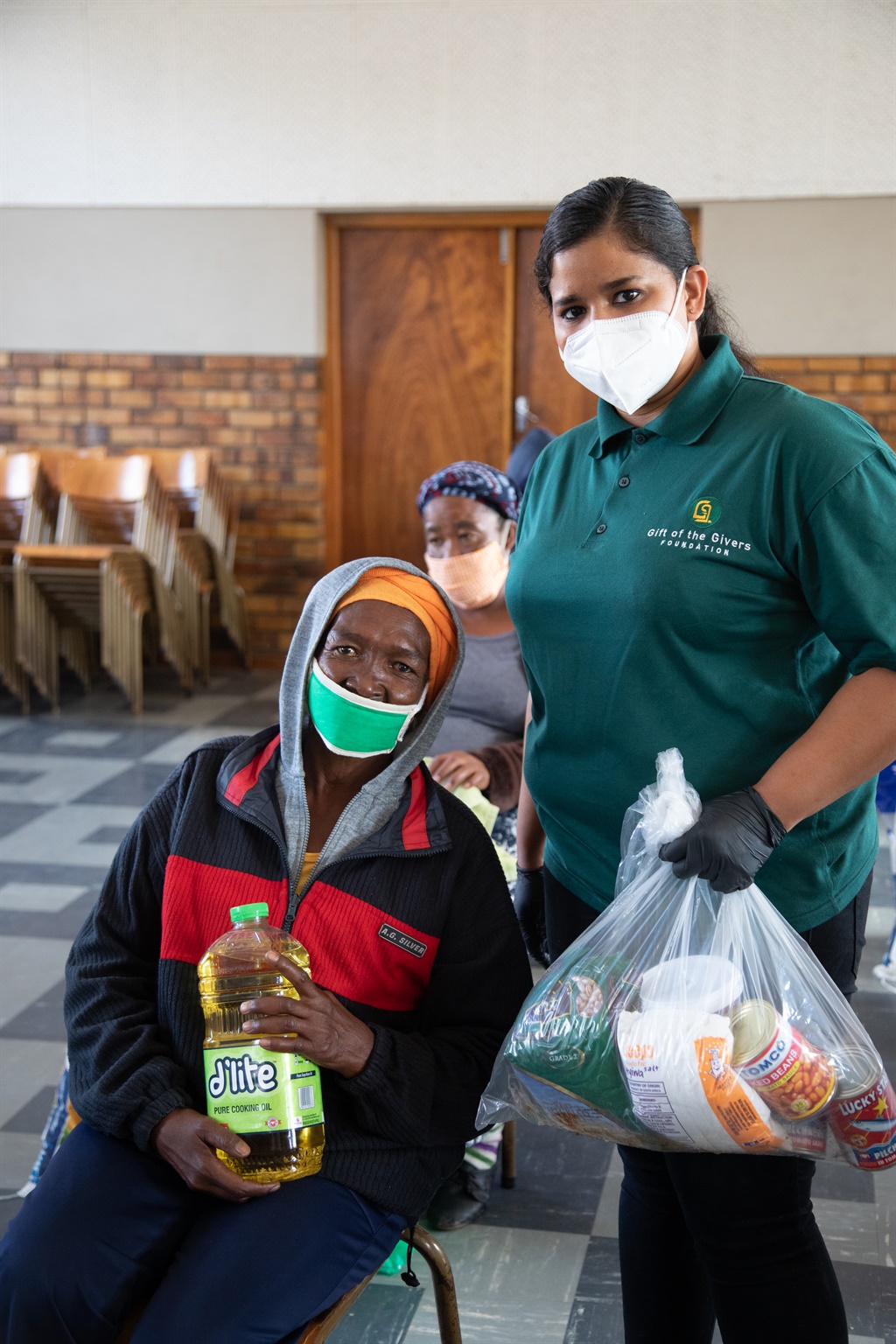 Gift of the Givers handing out food parcels in Moo