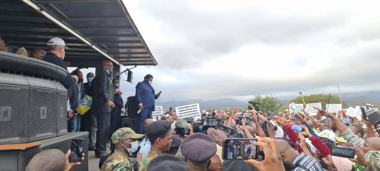 Joernaliste en ondersteuners van oudpres. Jacob Zuma drom saam voor die verhoog waar Zuma hulle Sondagaand toegespreek het. Foto: Mlungisi Louw