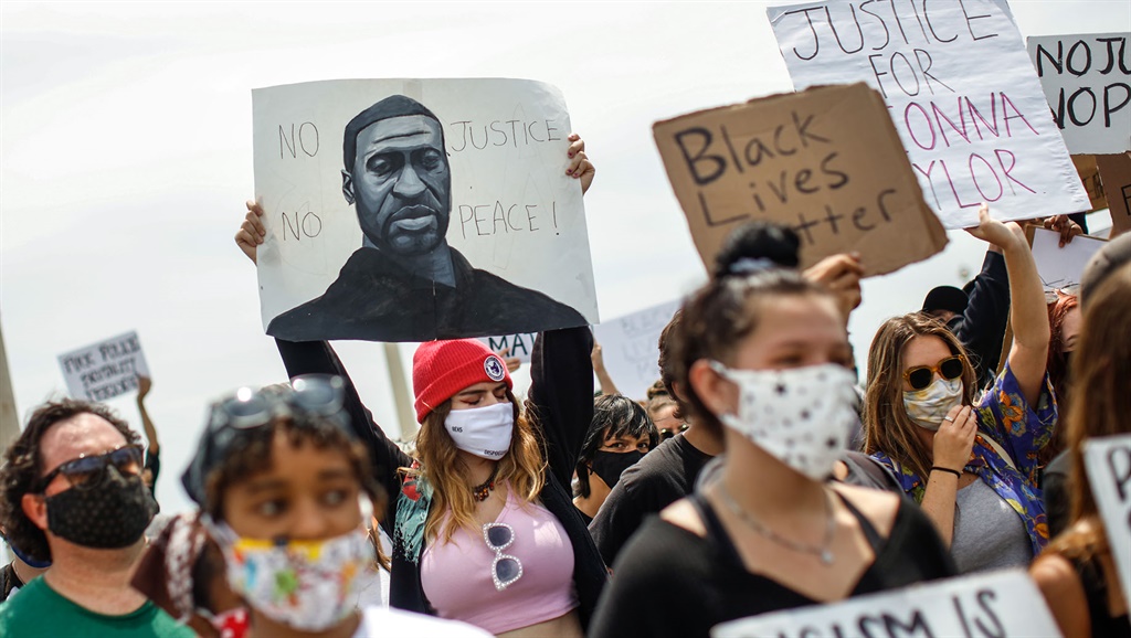 People gathered to protest the death of George Floyd and support Black Lives Matter, in Manhattan Beach, California. (Jay L. Clendenin / Los Angeles Times via Getty Images)
