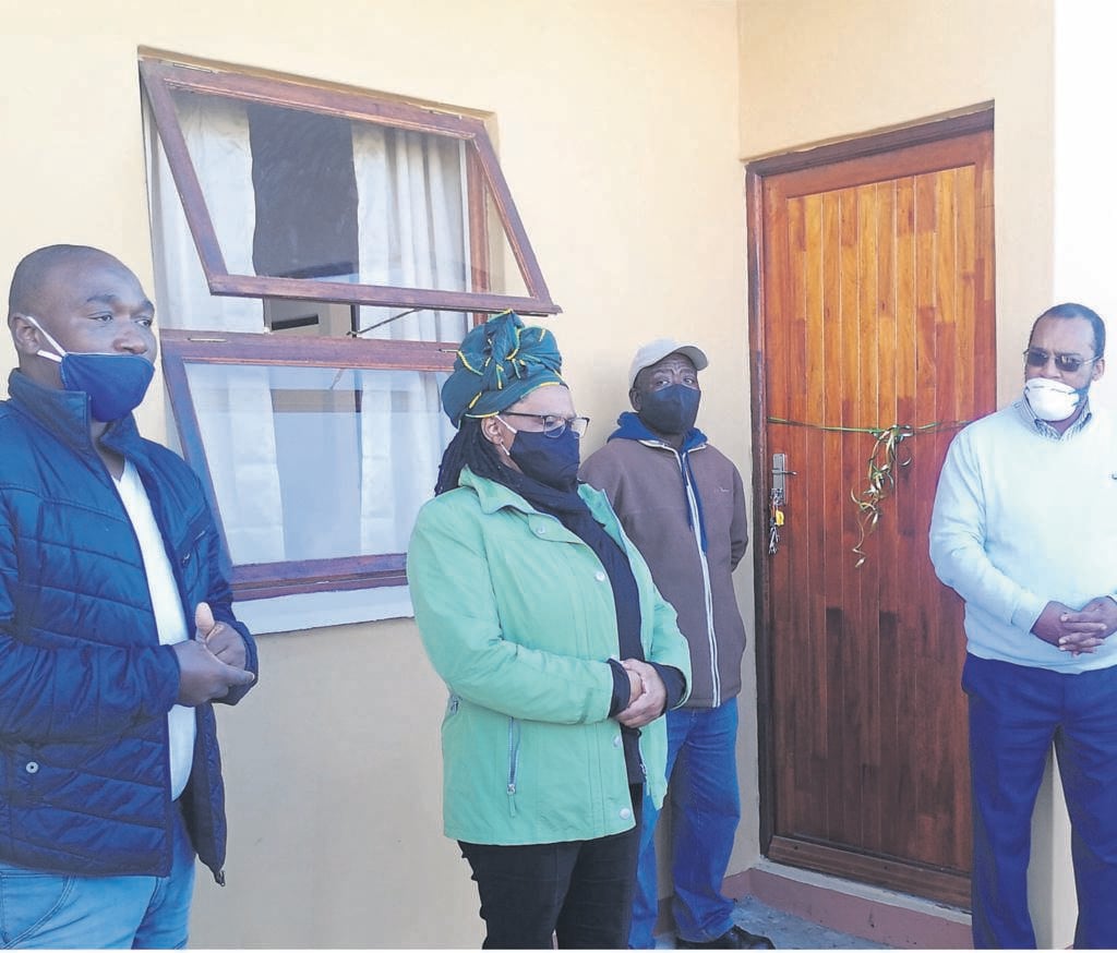 Beneficiary Nkosinathi Ntenda (second right) received an RDP house from Eastern Cape MEC for Human Settlements, Nonkqubela Pieters (second left), Kouga Executive Mayor, Horatio Hendricks (right), and Sarah Baartman Speaker, Mzimkhulu Njadayi, on Saturday.       Photo:SUPPLIED