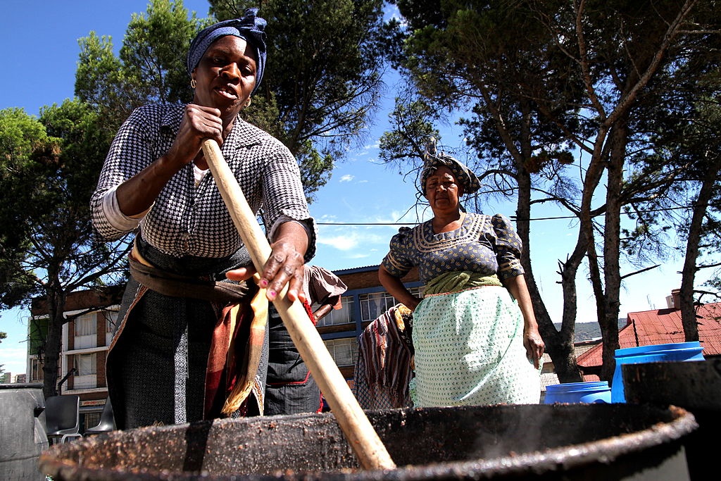 Women prepare large quantities of umqombothi in Bloemfontein. 