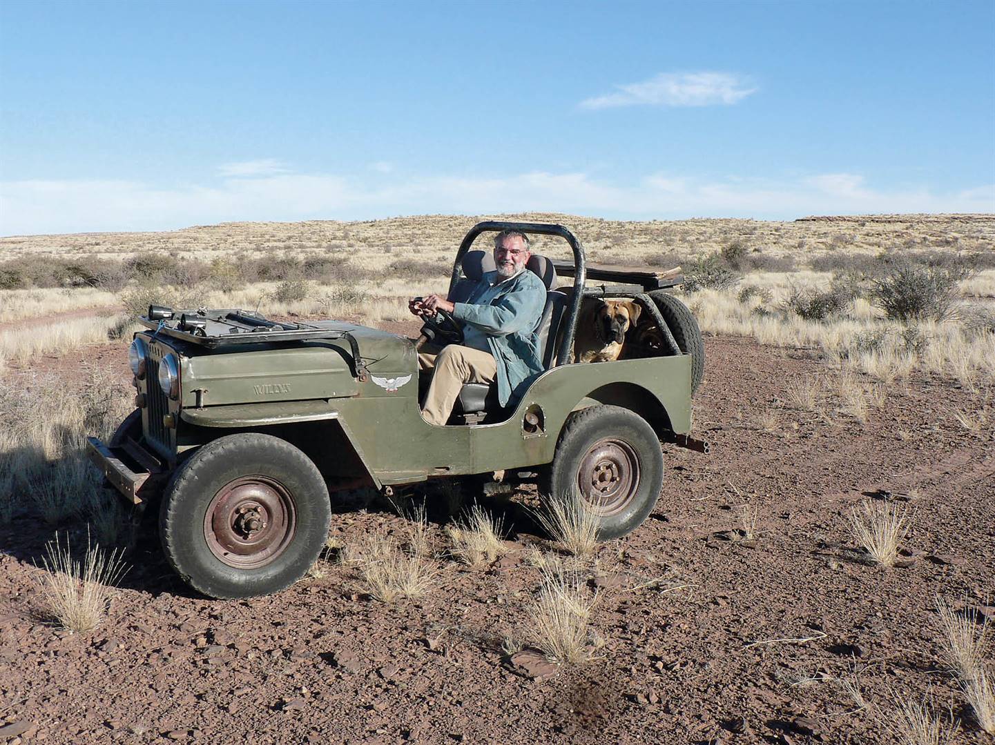 Teen sowat 60 km/h het Ben Fourie met só ’n Willys Jeep, sonder deure, die pad van Stellenbosch af Namibië toe aangedurf. Foto: verskaf