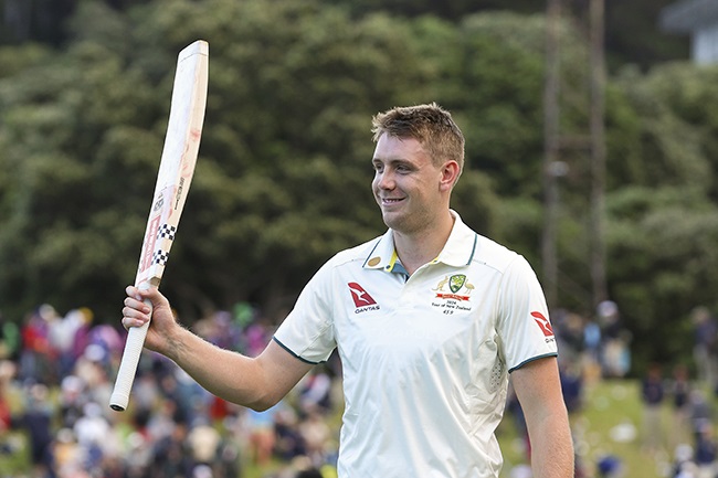 Australia's Cameron Green acknowledges the crowd as he leaves the field at the end of play during day one of the first test against New Zealand at the Basin Reserve in Wellington on 29 February 2024. (Photo by Hagen Hopkins/Getty Images),vàý