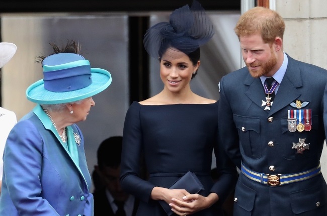Die koningin in gesprek met Meghan en prins Harry.