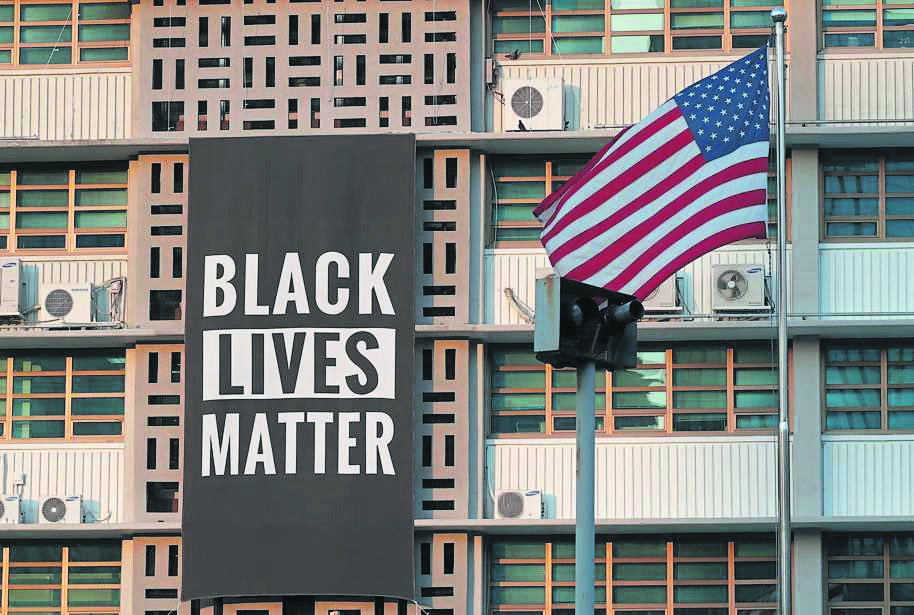 ’n Black Lives Matter-banier hang verlede week teen die Amerikaanse ambassade in Seoel, Suid-Korea. Die ambassadeur, Harry Harris, het op Twitter die hele ambassade se solidariteit met betogers in Amerika uitgespreek. Die banier is ná twee dae verwyder. Foto: AP