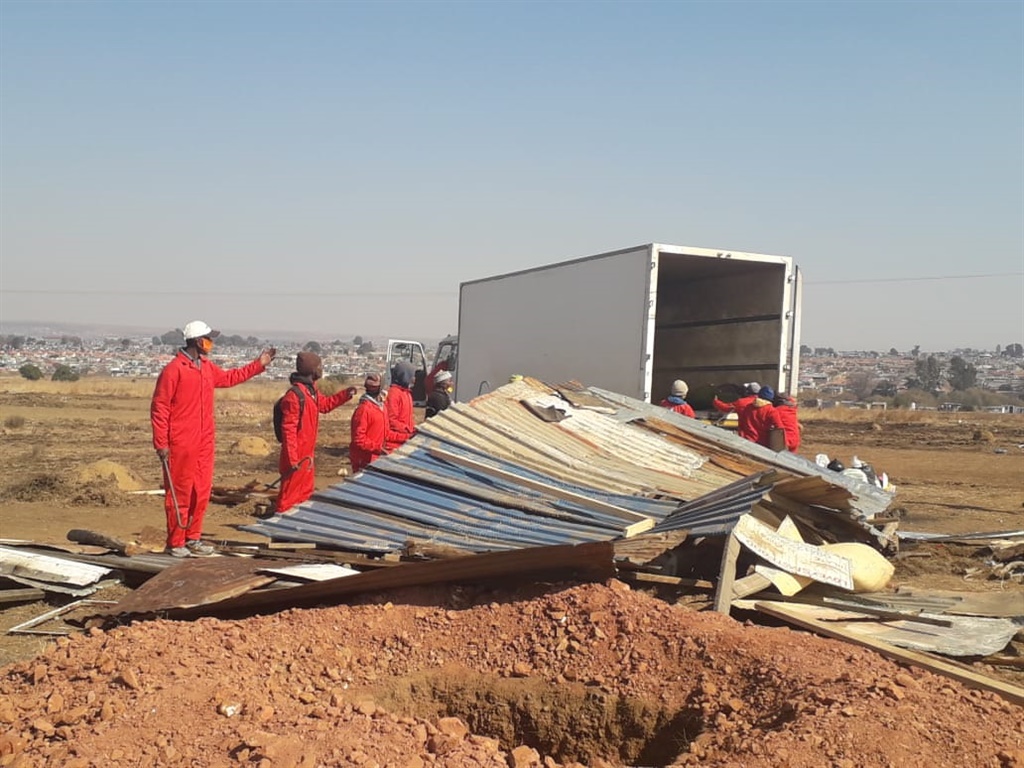 Red ants removing shacks that were destroyed in Elandsfontein.