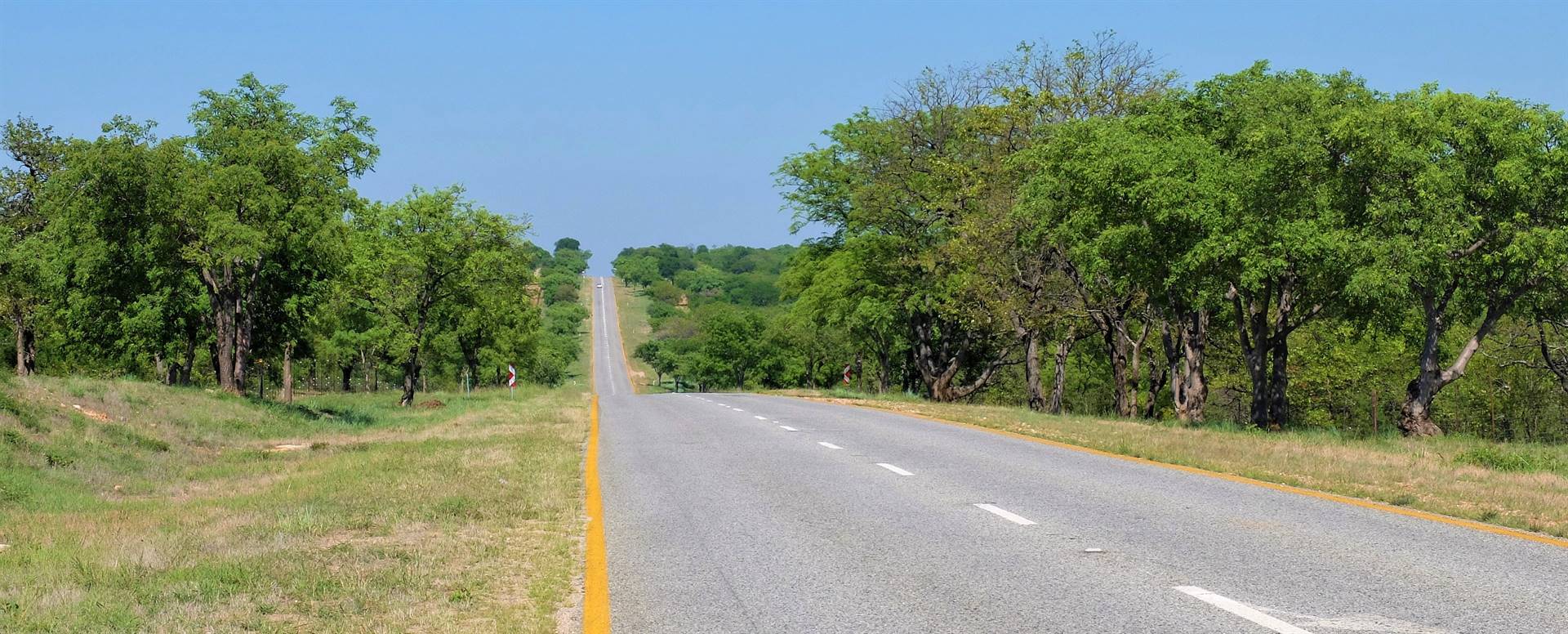 Die pad tussen Phalaborwa en Hoedspruit in Limpopo.     Foto: Sarel van der Walt
