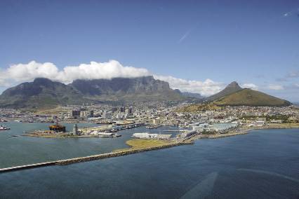 Vertragings in die Kaapstadhawe begin nou internasionale skeepsmaatskappye afskrik. FOTO: ANTON ALBERTS